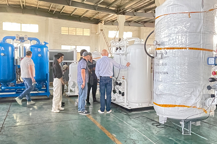 Pelanggan Rusia melawat kilang kami untuk menilai kualiti penjana nitrogen yang sangat baik