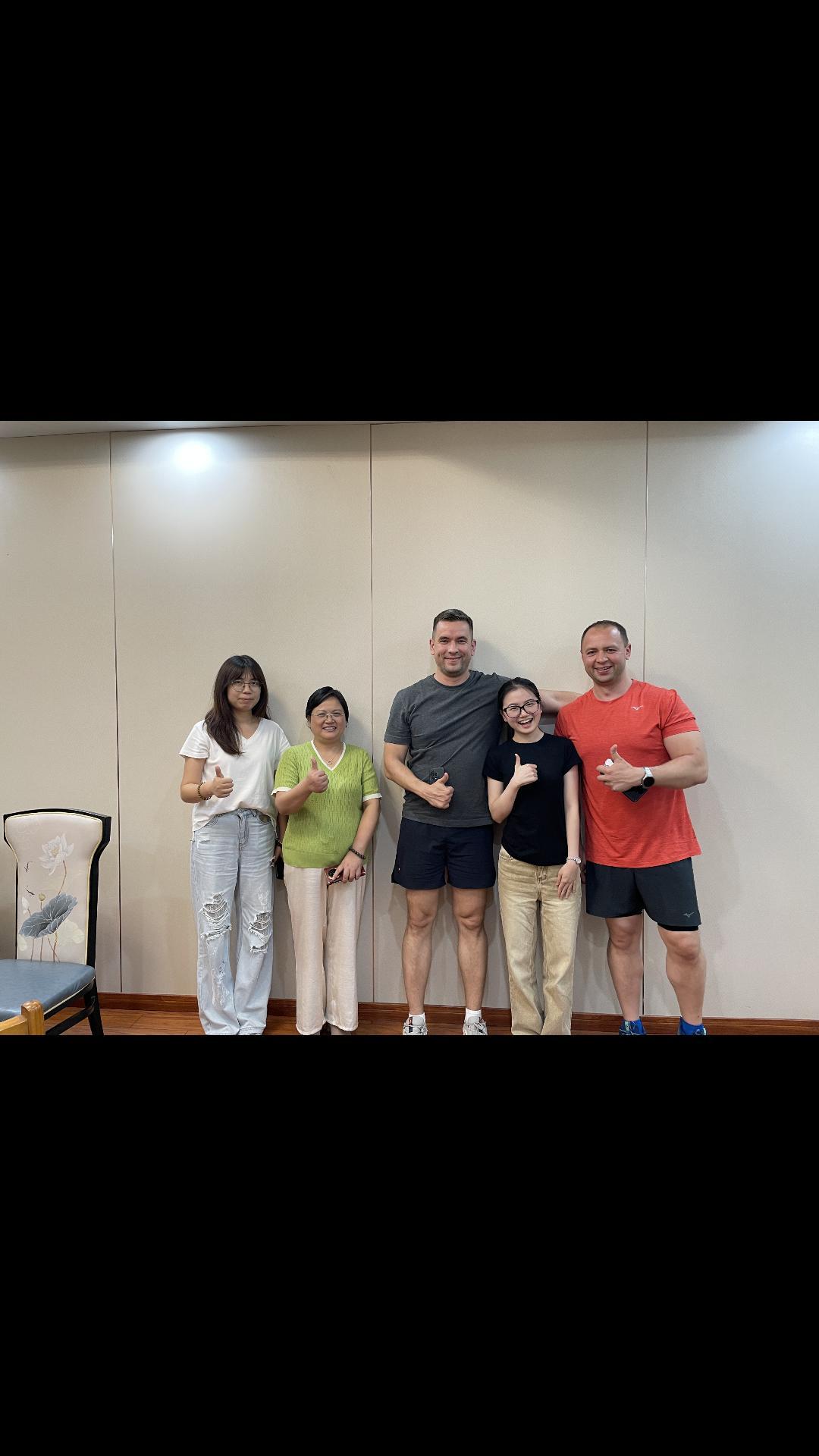 Pelanggan Rusia melawat pemurnian Luo Ming untuk pemeriksaan di tempat