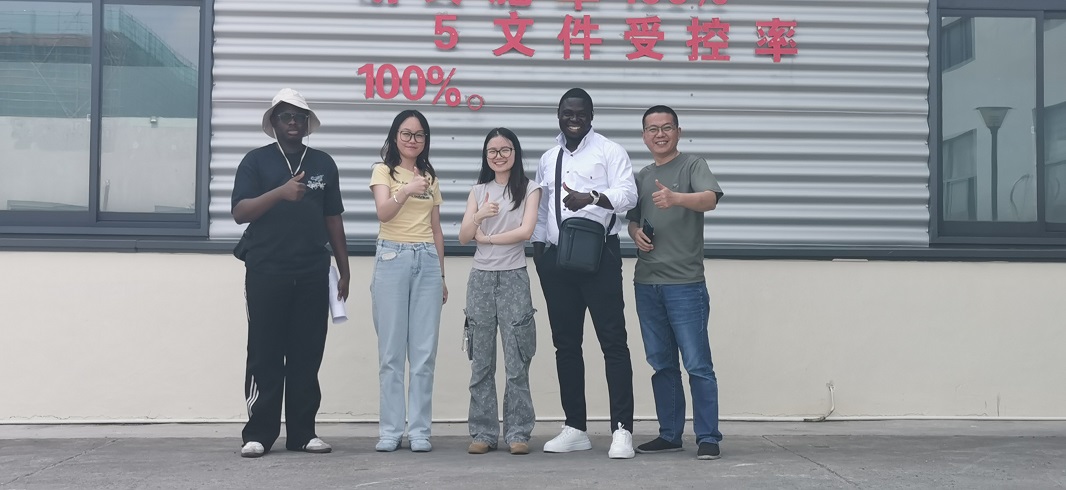 Pelanggan Burkina Faso Menandatangani Perintah Setelah Mengunjungi Pangkalan Pembuatan Generator Oksigen dan Nitrogen Kami